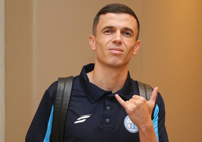 این مرد واقعا عاشق استقلال شده است؛ یاسر آسانی چگونه در ۳ ماه خود را با پیراهن آبی عجین کرد؟ این مرد واقعا عاشق استقلال شده است؛ یاسر آسانی چگونه در ۳ ماه خود را با پیراهن آبی عجین کرد؟