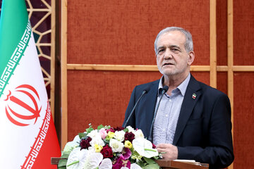 روزنامه شرق:پزشکیان در سوزاندن سرمایه اجتماعی و سیاسی موفق عمل کرد/ هم ظریف و طیب نیا و آذری جهرمی را از دست داد، هم اصلاح طلبان را