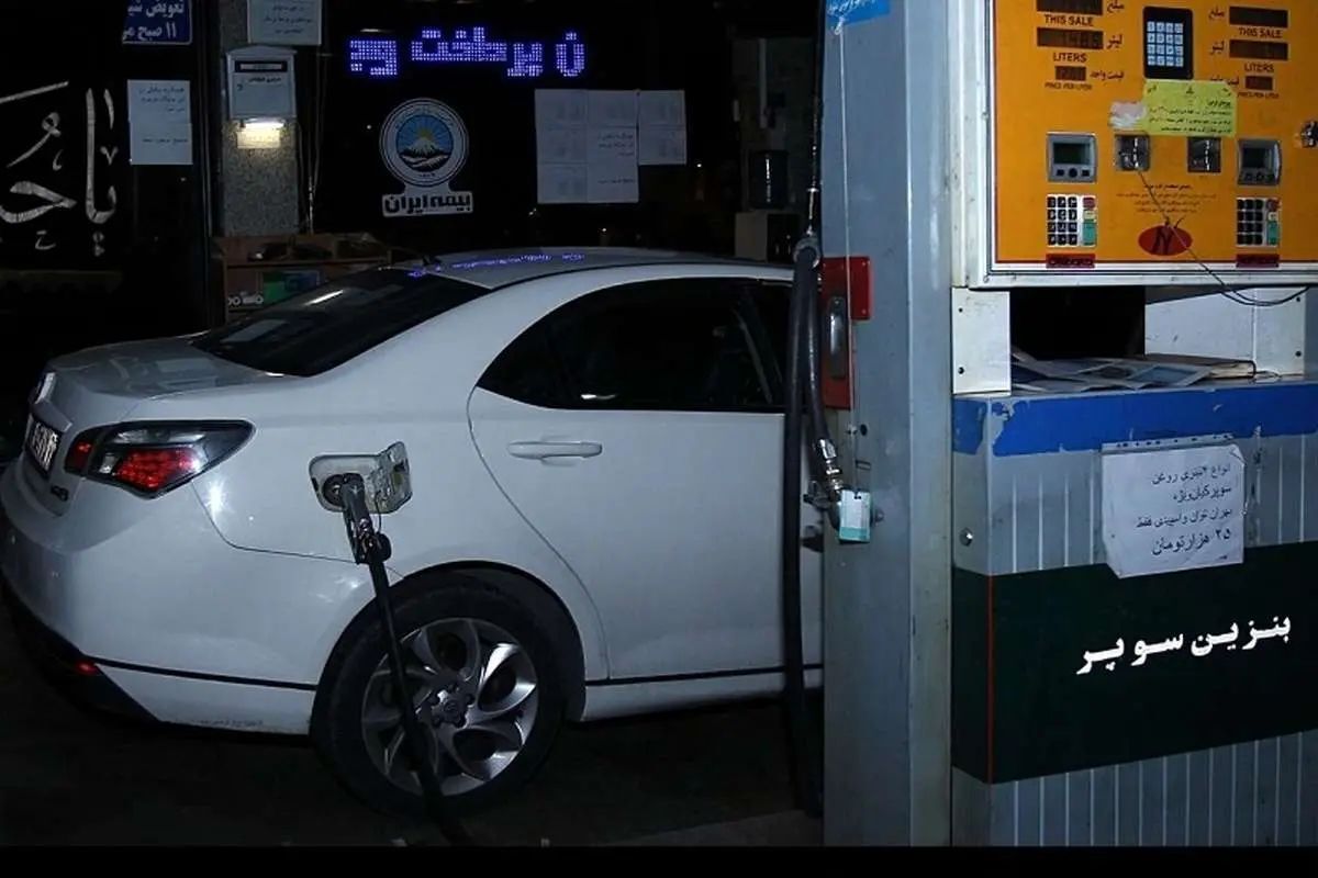 مدیرعامل بورس انرژی‌: اولین محموله بنزین سوپر در بورس انرژی معامله شد/ این محموله ۳۰۰ هزار لیتری برای تحویل در ۸ آذر، روی کانتر معاملات قرار گرفت/ قیمت پایه از سوی عرضه کننده برای هر لیتر، ۶۵۸۰۰ تومان اعلام شده/ هنوز کشف قیمت نهایی انجام نشده