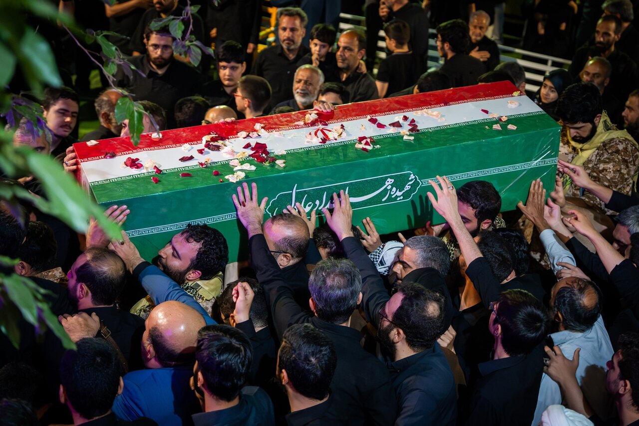 خداحافظی حداد عادل با همسر شهید رهبر معظم انقلاب خداحافظی حداد عادل با همسر شهید رهبر معظم انقلاب