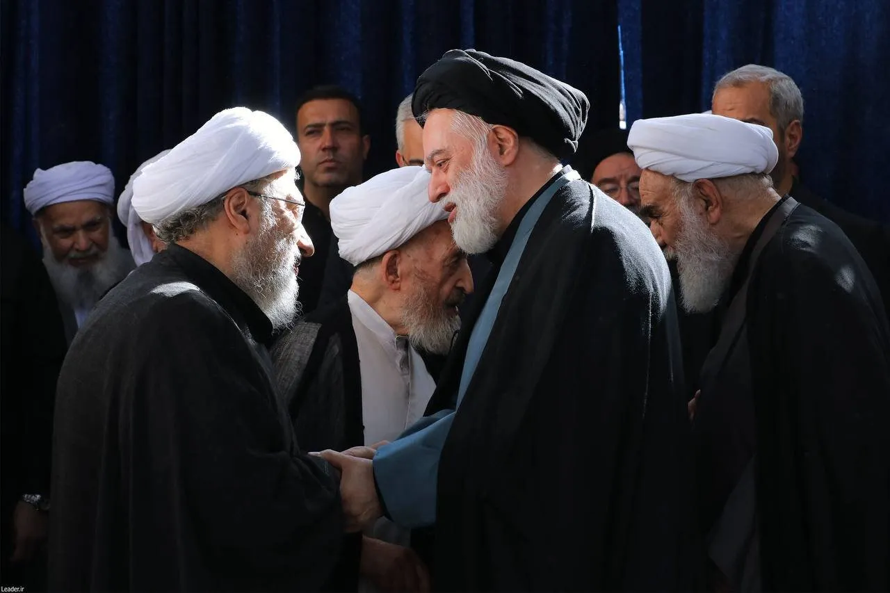 تصاویری از گفتگوی پزشکیان و آملی لاریجانی با فرزند ارشد رهبر شهید انقلاب