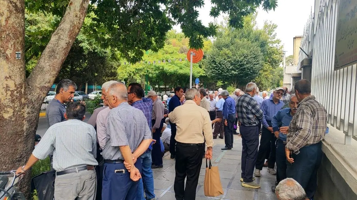 سومین روز تجمع بازنشستگان فولاد اصفهان مقابل استانداری سومین روز تجمع بازنشستگان فولاد اصفهان مقابل استانداری
