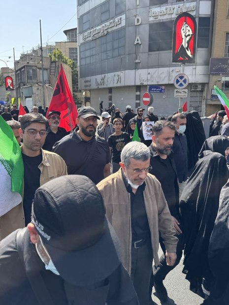 احمدی نژاد درمراسم تشییع رهبری دیده شد!
