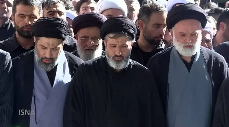 چه کسانی در صف اول نماز رهبر شهید حاضر بودند؟ چه کسانی در صف اول نماز رهبر شهید حاضر بودند؟