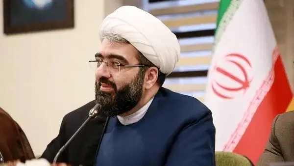 اخراج بخاطر تذکر حجاب!