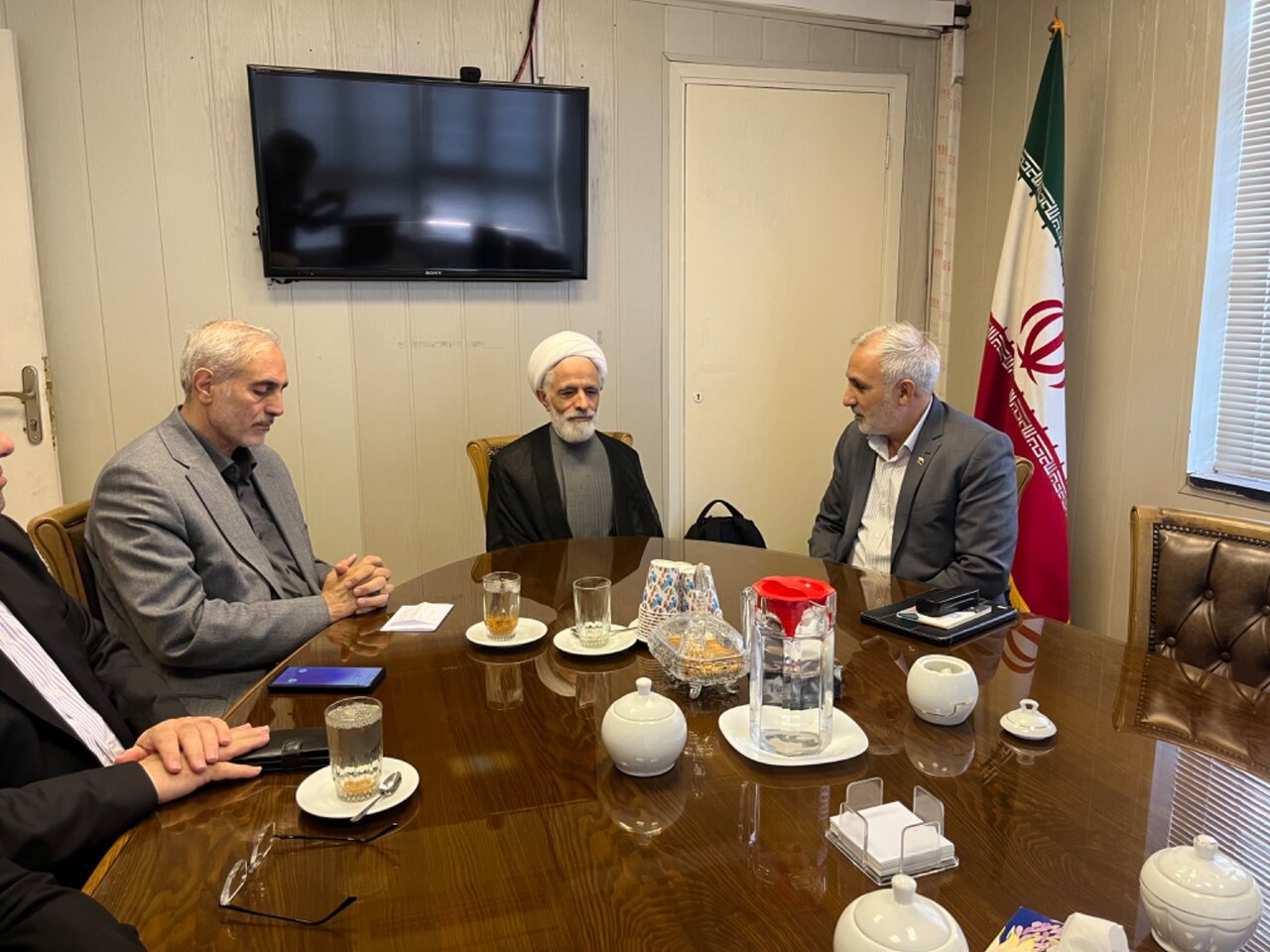 پیگیری‌های کمیسیون اجتماعی درخصوص ساماندهی نیروهای شرکتی در جلسه با معاون حقوقی رئیس‌جمهور به کجا رسید!؟