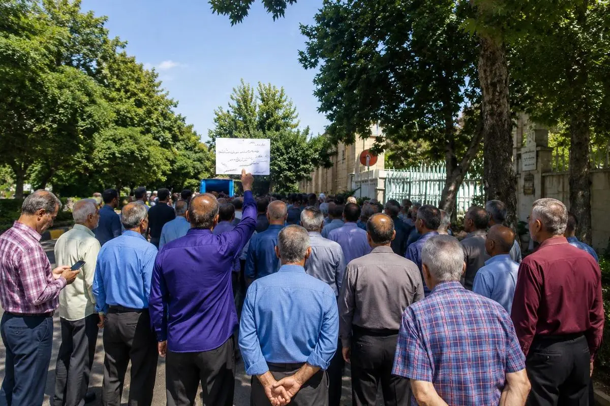 تجمع بازنشستگان فولاد اصفهان در اعتراض به اجرا نشدن متناسبسازی و مشکلات بیمه درمان تجمع بازنشستگان فولاد اصفهان در اعتراض به اجرا نشدن متناسبسازی و مشکلات بیمه درمان