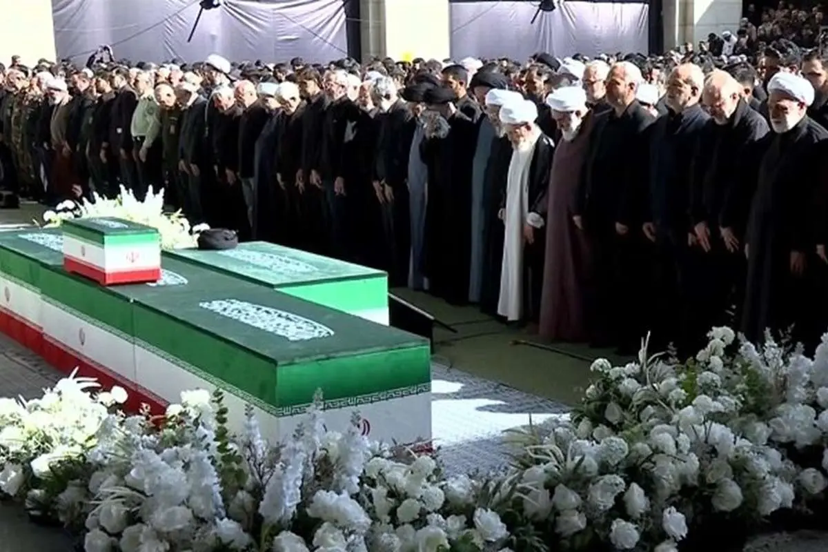 چه کسانی در صف اول نماز رهبر شهید حاضر بودند؟ چه کسانی در صف اول نماز رهبر شهید حاضر بودند؟