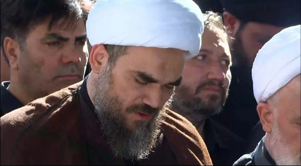 تصویری از پدر نوه ۱۴ ماهه رهبر شهید، در لحظات اقامه نماز بر پیکر دخترش